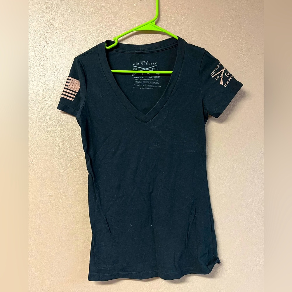 Women’s Small Grunt Style Black V-neck